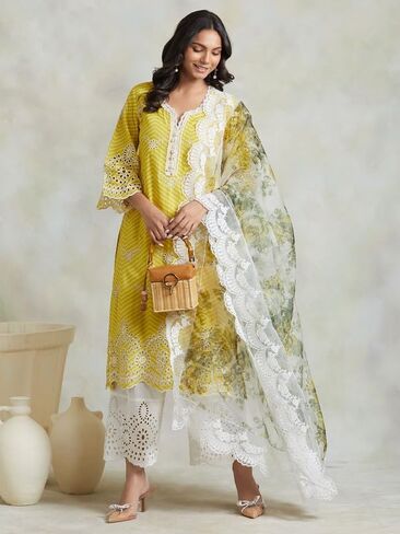 مجموعة كورتا بالازو من ذا لوم للنساء بأكمام طويلة ملابس عرقية هندية ورقبة على شكل حرف V مطبوعة كورتي عرقية هندية للفتيات باللون الأصفر in Kuwait