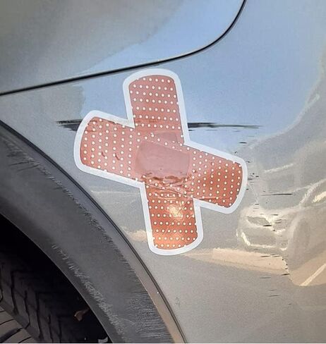 STICKY DUDE - ملصقات انبعاجات السيارة المضحكة الرائعة من Band Aid، مقاس 5 بوصات - ملصق شاحنة ممتص الصدمات للسيارة وخوذة الكمبيوتر المحمول وملصق نافذة الحائط in Saudi Arabia