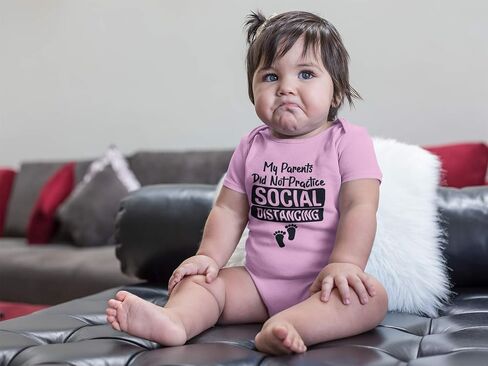 طفل صغير غير عادي لم يمارس والداي التباعد الاجتماعي مع إعلانات الحجر الصحي المضحكة للأطفال حديثي الولادة in Kuwait