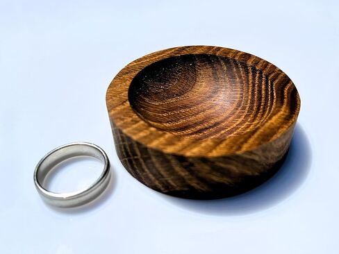 طبق خاتم خشبي حامل حلقة خشبية صينية مجوهرات من خشب البلوط الصلب مدمجة 2.5 بوصة مستديرة × .5 بوصة زفاف عميق وخطوبة الذكرى السنوية هدية عيد ميلاد مصقول يدويًا ناعم وطبيعي غير لامع in Kuwait