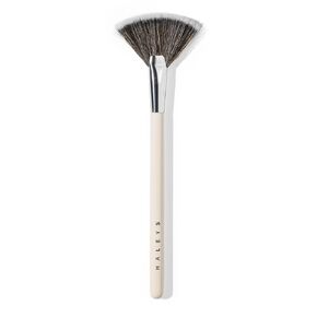 HALEYS Brilliant Contour Brush, Soft Premium Synthetic Bristles, Streak-free Blending & Sculpting, Angled Makeup Brush, For Cream, Liquid or Powder Blush, Contour or Bronzer, Vegan, Cruelty-free, Sustainable Wood Handle