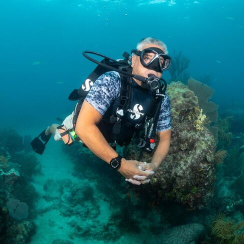 Scubapro Men's UPF 50 Short Sleeve Rash Guard in Saudi Arabia