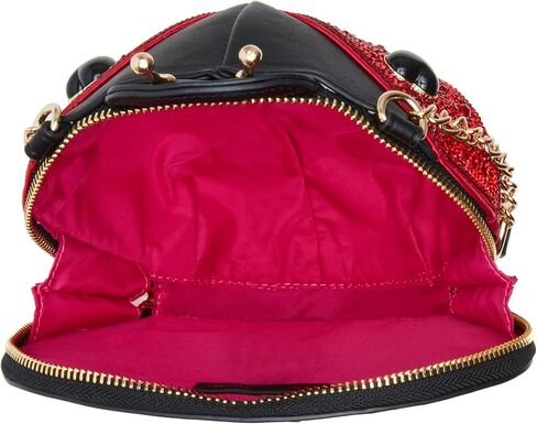 سيدة بيتسي جونسون في Crossbody الأحمر in Saudi Arabia