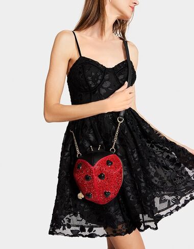 سيدة بيتسي جونسون في Crossbody الأحمر in Saudi Arabia