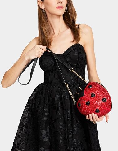 سيدة بيتسي جونسون في Crossbody الأحمر in Saudi Arabia
