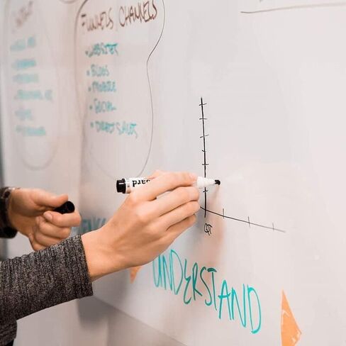 ملصق سبورة بيضاء للمسح الجاف 2 لفات 1.5 قدم × 6.6 قدم ورق جدران مقشر لاصق ذاتي اللصق لرسم مؤتمرات الفصول الدراسية والمكتب المنزلي، 2 علامة إضافية in Kuwait