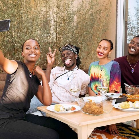 قلادات تعمل باللمس لمسافات طويلة، أرسل رسالة نصية قصيرة SOS، اتصال ذكي عن بعد اهتزاز وقلادة مضيئة للأزواج العلاقة الصديقة والصديقة والأسرة تمر على الحب وملكة جمال الهدايا مجوهرات الذهب الأسود in Kuwait