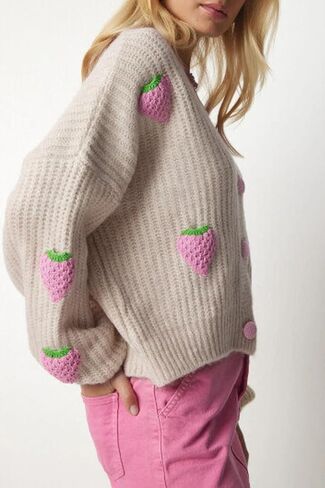 سترة صوفية نسائية مقصوصة لخريف 2024 خفيفة الوزن وأكمام طويلة مفتوحة من الأمام وزر على شكل حرف V ومطبوعة بالأزرار المحبوكة in Kuwait