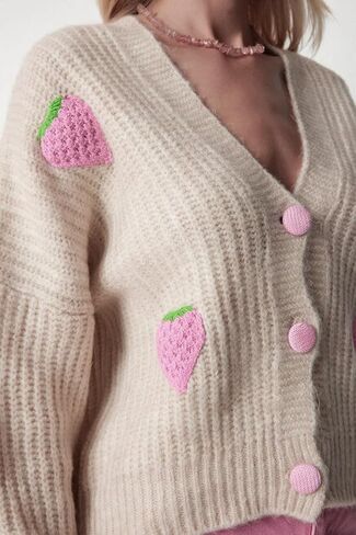 سترة صوفية نسائية مقصوصة لخريف 2024 خفيفة الوزن وأكمام طويلة مفتوحة من الأمام وزر على شكل حرف V ومطبوعة بالأزرار المحبوكة in Kuwait