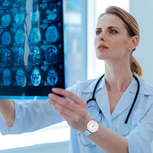 4 قطع من ساعة الممرضات الطبية لمدة 12/24 ساعة لطلاب الأطباء والممرضات مع ساعة يد ثانية للوقت العسكري وقرص قراءة مضيء للطلاب مع سوار من البولي يوريثان، 4 ألوان in Kuwait