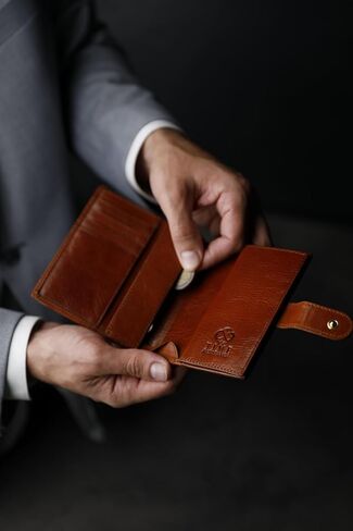 محفظة جلدية للرجال مقاومة للوقت - تصميم محفظة بسيط مع حامل بطاقة الائتمان، حامل عملات مغناطيسية، فتحات للنقود - مؤمنة بزر إغلاق معدني in Kuwait