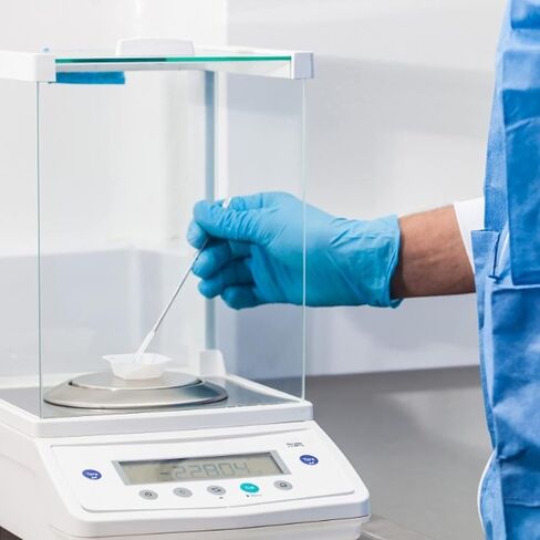 iplusmile Food Scale Bowl Food Scale Bowl 50pcs Weighing Boat Professional Lab Scale Square Dish Boat Powders Liquids Mixing Weighing Tray for Home Shop 7ml Chemistry Weigh Boat Weigh Trays in Kuwait