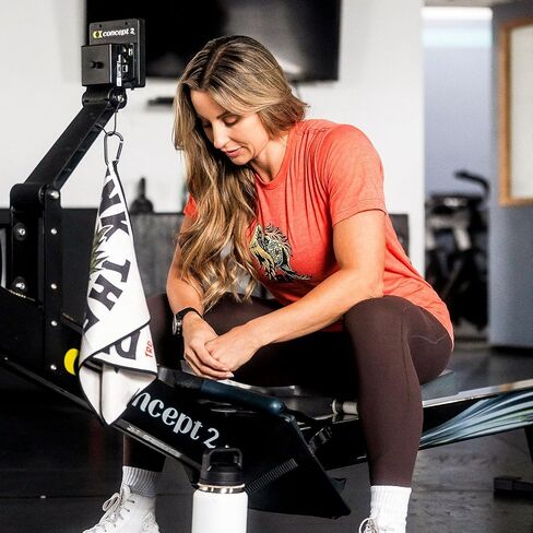 منشفة الصالة الرياضية RokFit، منشفة الجولف، منشفة المرافق. منشفة ذات رسومات جريئة متعددة الاستخدام مع مشبك حلقة تسلق. (نمط فلاش الوشم) in Saudi Arabia