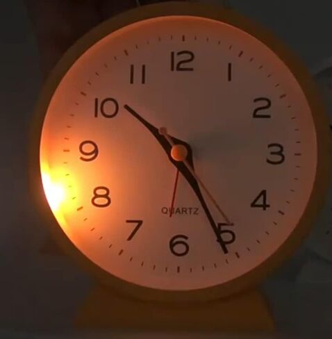 SHISEDECO 4.5" Battery Operated Antique Retro Analog Alarm Clock, Small Silent Bedside Desk Metal Clock with Light Function, Non-Ticking Clock Decor for Living Room,Bedroom,Bedside,Shelf (White) in Kuwait