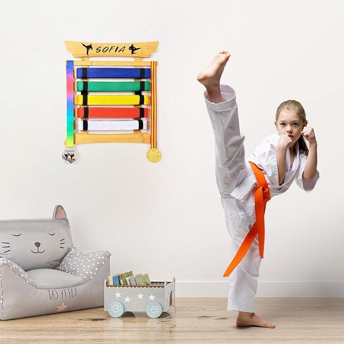 رف عرض حزام الكاراتيه الخيزران، عرض حزام التايكوندو مع ملصقات شخصية، 5 أحزمة عرض حزام الفنون القتالية، لا يتطلب تجميع، حامل تعليق حزام BJJ للأطفال والكبار in Kuwait