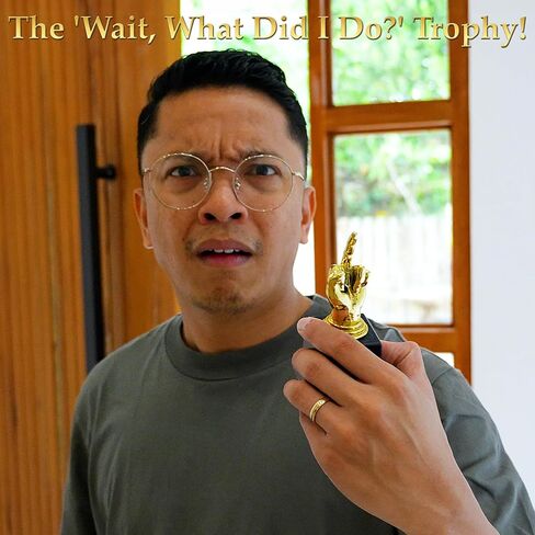 جائزة مبتكرة بحجم المكتب من Funwares للتكريم، أو هدايا الكمامة أو المزحة، أو المسابقات الودية، أو التحفيز! كأس أعظم مشاغب في العالم، إصبع وسطى مضحك، من تصميم Island Dogs in Kuwait