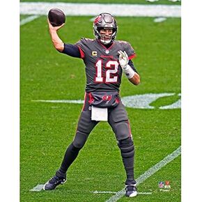 Tampa Bay Buccaneers Quarterback Tom Brady 8x10 Action Photo Picture In The Dark Uniform
