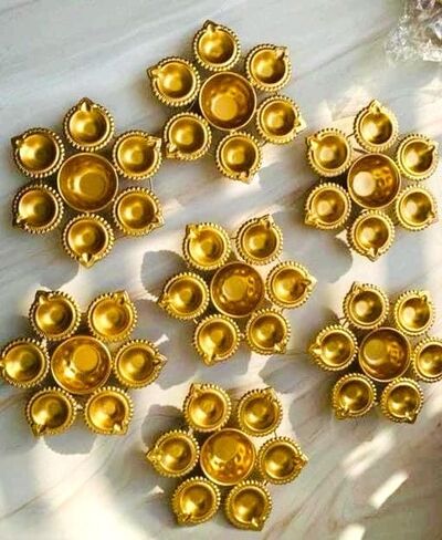 عبوة من 5 قطع من Pichwai Potlis مطبوعة من Ganesha مع وعاء Diya Urli الذهبي (7.5 بوصة) | هدايا العودة الهندية | ثامبولام هالدي كومكوم هدية العودة | هدايا ديوالي | هدايا حفل الزفاف لبيت جديد in Saudi Arabia
