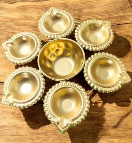 عبوة من 5 قطع من Pichwai Potlis مطبوعة من Ganesha مع وعاء Diya Urli الذهبي (7.5 بوصة) | هدايا العودة الهندية | ثامبولام هالدي كومكوم هدية العودة | هدايا ديوالي | هدايا حفل الزفاف لبيت جديد in Saudi Arabia