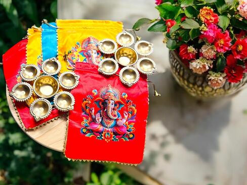 عبوة من 5 قطع من Pichwai Potlis مطبوعة من Ganesha مع وعاء Diya Urli الذهبي (7.5 بوصة) | هدايا العودة الهندية | ثامبولام هالدي كومكوم هدية العودة | هدايا ديوالي | هدايا حفل الزفاف لبيت جديد in Saudi Arabia
