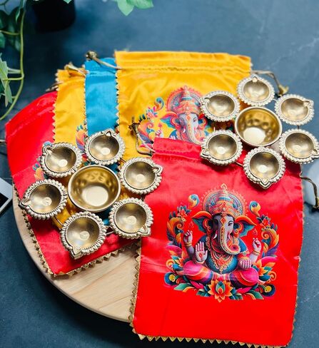عبوة من 5 قطع من Pichwai Potlis مطبوعة من Ganesha مع وعاء Diya Urli الذهبي (7.5 بوصة) | هدايا العودة الهندية | ثامبولام هالدي كومكوم هدية العودة | هدايا ديوالي | هدايا حفل الزفاف لبيت جديد in Saudi Arabia
