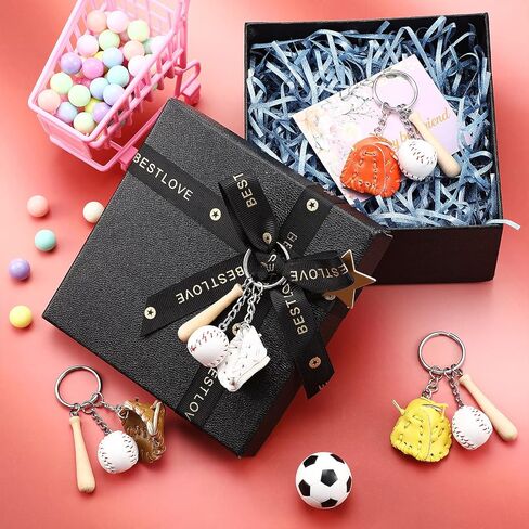 18 قطعة من سلسلة مفاتيح مضرب البيسبول، قفاز بيسبول خشبي، ملحقات سلسلة مفاتيح صغيرة، حلقة مفاتيح رياضية للأولاد والبنات، حقائب حفلات أعياد الميلاد، حقائب هدايا تذكارية، 6 ألوان in Kuwait