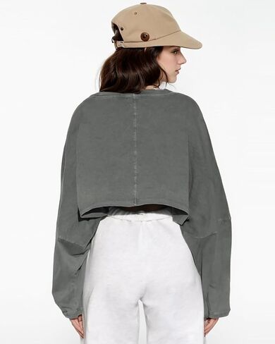 Cropped Sweater - Women's Crop Top Hoodie Ideal for Athletic Fashion Enthusiasts in Saudi Arabia