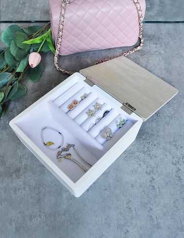 صندوق مجوهرات أبيض من Rae Dunn مع غطاء من الخشب الطبيعي - حافظة خشبية لتنظيم المجوهرات للأقراط والقلادة والخاتم والساعة والتذكار والإكسسوارات الصغيرة - ديكور غرفة النوم ومنظمات تخزين الزينة "جواهر" in Kuwait