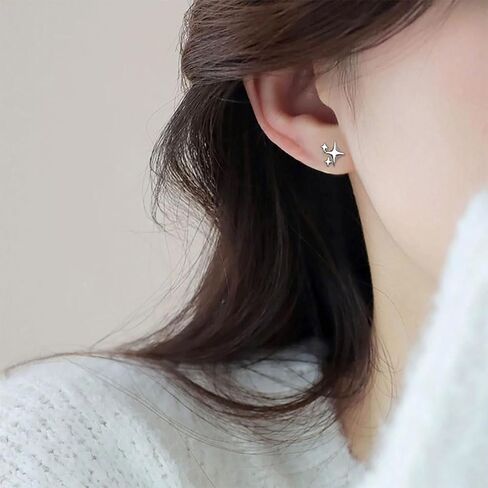 زوجان من الاقراط الفضية على شكل نجمة للبنات والنساء، اقراط من الفضة الاسترلينية 925 بتصميم انيق على شكل نجوم صغيرة باربعة مدببة | اقراط صغيرة لطيفة للنساء، ستانلس ستيل، بدون احجار كريمة in Kuwait