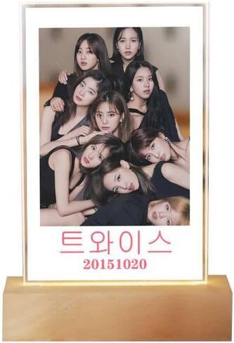 صندوق هدايا KPOP Twice Merch - بما في ذلك ضوء ليلي LED مرتين، ألبوم صور، حامل بطاقة Lomo، ملصقات، قبعة دلو، حقيبة كتف، قلادة، شارة سلسلة مفاتيح، حبل الطويق، ضوء ليلي للصور LED in Kuwait
