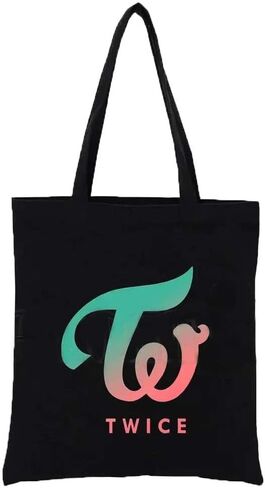 صندوق هدايا KPOP Twice Merch - بما في ذلك ضوء ليلي LED مرتين، ألبوم صور، حامل بطاقة Lomo، ملصقات، قبعة دلو، حقيبة كتف، قلادة، شارة سلسلة مفاتيح، حبل الطويق، ضوء ليلي للصور LED in Kuwait