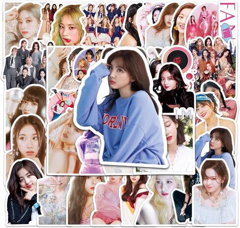 صندوق هدايا KPOP Twice Merch - بما في ذلك ضوء ليلي LED مرتين، ألبوم صور، حامل بطاقة Lomo، ملصقات، قبعة دلو، حقيبة كتف، قلادة، شارة سلسلة مفاتيح، حبل الطويق، ضوء ليلي للصور LED in Kuwait