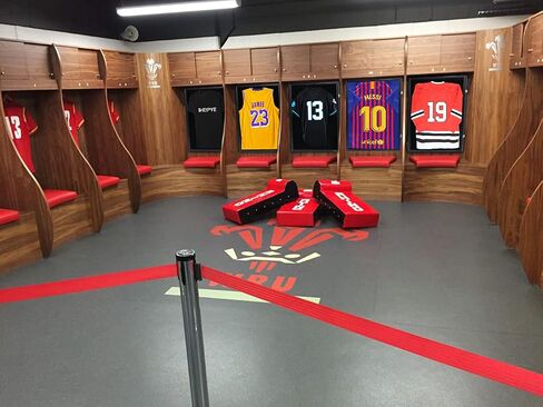 IHEIPYE Jersey Frame Display Case Jersey Shadow Box قابل للقفل مع 98٪ حماية من الأشعة فوق البنفسجية أكريليك وشماعة للبيسبول وكرة السلة وكرة القدم والهوكي 2XL قميص جيرسي رياضي وزي أسود in Saudi Arabia