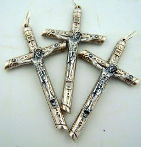 الهدايا الدينية فضية اللون يسوع المسيح الصدرية سجل الصليب الصليب، مجموعة من 3، 2 1/4 بوصة in Kuwait