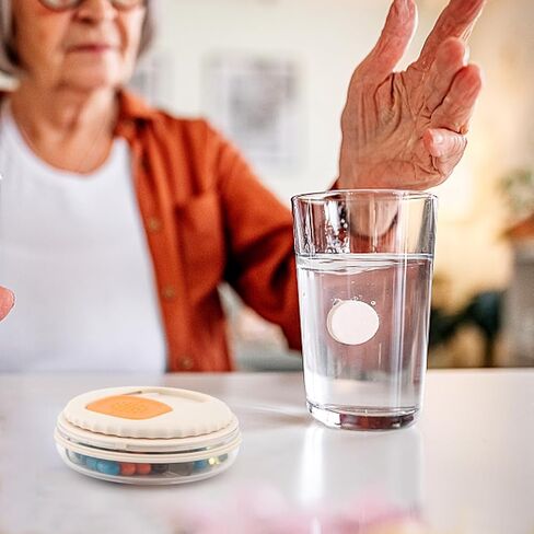 صندوق حبوب منع الحمل، علبة حبوب دواء صغيرة مكونة من 4 أقسام، صندوق حبوب صغير للمحفظة والجيب، مع فرشاة تنظيف، صندوق حبوب دواء دائري للسفر، حامل حاوية حبوب دواء محمول للفيتامينات والأدوية والمكملات الغذائية وزيت السمك in Kuwait