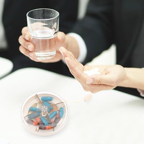 صندوق حبوب منع الحمل، علبة حبوب دواء صغيرة مكونة من 4 أقسام، صندوق حبوب صغير للمحفظة والجيب، مع فرشاة تنظيف، صندوق حبوب دواء دائري للسفر، حامل حاوية حبوب دواء محمول للفيتامينات والأدوية والمكملات الغذائية وزيت السمك in Kuwait