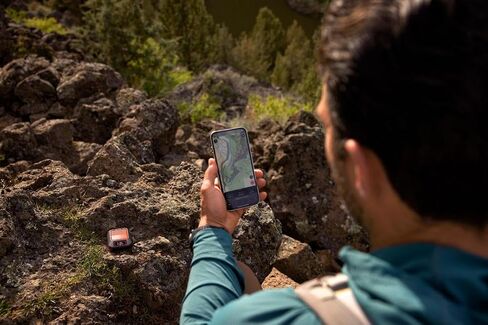 Garmin inReach Messenger Plus GPS Satellite Communicator with Photo, Text & Voice Messaging | Be Safe When Off The Grid with SOS Messaging and Access to Emergency Services | Signature Power Bundle in Saudi Arabia