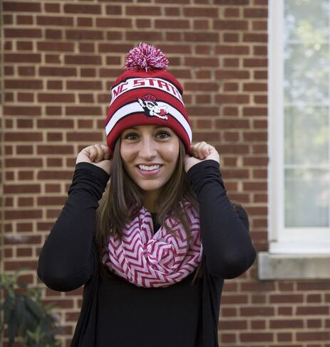 قبعة تراديشن سكارفز NC State Wolfpack - قبعة NCSU Hungry Wolf Retro Pom Beanie in Kuwait