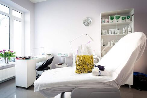 حقيبة دوكال للمتعلقات الشخصية 20 × 18.5، حزمة من 50 كيس أبيض لمتعلقات المرضى 1,3 مل من البولي إيثيلين، حقيبة متعلقات مطبوعة طبيعية بمقابض للمستشفيات والفنادق in Kuwait