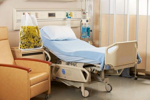 حقيبة دوكال للمتعلقات الشخصية 20 × 18.5، حزمة من 50 كيس أبيض لمتعلقات المرضى 1,3 مل من البولي إيثيلين، حقيبة متعلقات مطبوعة طبيعية بمقابض للمستشفيات والفنادق in Kuwait