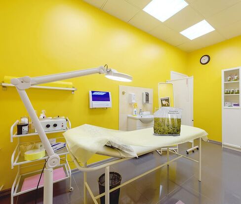 حقيبة دوكال للمتعلقات الشخصية 20 × 18.5، حزمة من 50 كيس أبيض لمتعلقات المرضى 1,3 مل من البولي إيثيلين، حقيبة متعلقات مطبوعة طبيعية بمقابض للمستشفيات والفنادق in Kuwait