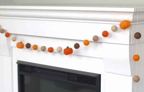 إكليل الهالوين على شكل قرع الخريف - سلسلة بطول 6 أقدام مع 25 شكلاً قابلاً للتعديل - ألوان محايدة - إكليل عيد الشكر مصنوع يدويًا - كرات لباد مقاس 1 بوصة، قرع مقاس 1.5 بوصة in Saudi Arabia