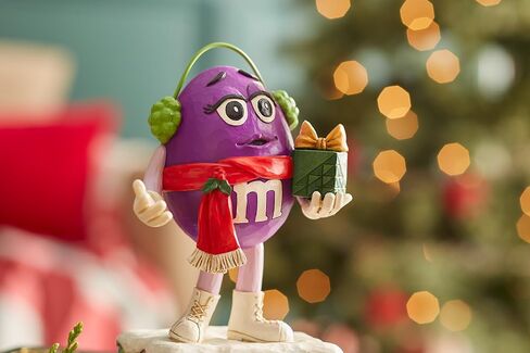 Enesco M&M's by Jim Shore M&M شخصية أرجوانية تحمل تمثال هدية - تمثال حلوى M&M مطلي يدويًا من الراتنج الحجري، تمثال ديكور منزلي لعيد الميلاد، 6.3 بوصة in Saudi Arabia