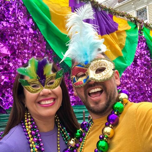 مجموعة من 12 قطعة من أقنعة ماردي جراس وقلادات الخرز - مجموعة إكسسوارات زي ماردي جراس بما في ذلك قلادات ماردي جراس وقناع للحفلات التنكرية in Kuwait