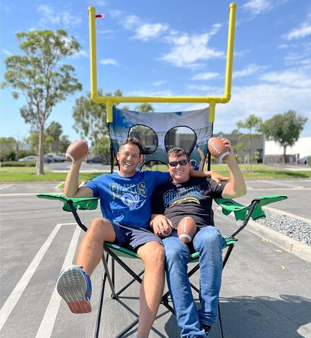 مجموعة ألعاب القذف والكراسي الخلفية مقاس XXL العملاقة - بطول 8 بوصات - لعبة كرة قدم خارجية تتسع لشخصين إلى 4 أشخاص - تتضمن كرات القدم ومضخة هواء وحقيبة للركل وحقيبة تخزين - للخياطة والفناء الخلفي والشاطئ والمتنزهات in Kuwait