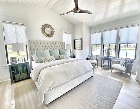 تصميم مميز من Ashley Braylon مرآة مستديرة معاصرة مقاس 32 بوصة مع تصميم زجاجي مقطوع بالفسيفساء، فضي in Kuwait