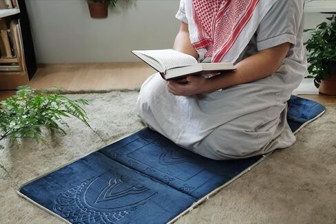سجادة صلاة توكل قابلة للطي مع مسند للظهر - سميكة ومبطنة لراحة إضافية وحقيبة حمل لسهولة السفر - مثالية للجمعة ورمضان والحج والعمرة كهدية للعائلة والأصدقاء (أزرق داكن) in Saudi Arabia