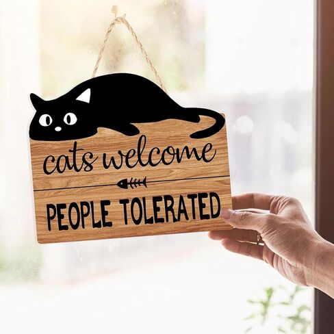 علامة ترحيب القط المضحكة، القطط ترحب بالناس المتسامحين مع لوحة خشبية ببصمة قدم قطة صغيرة، علامة خشبية مضحكة لمتجر الحيوانات الأليفة في المنزل، هدايا لمحبي القطط مقاس 10 × 12 بوصة ديكور حائط للقطط السوداء in Kuwait