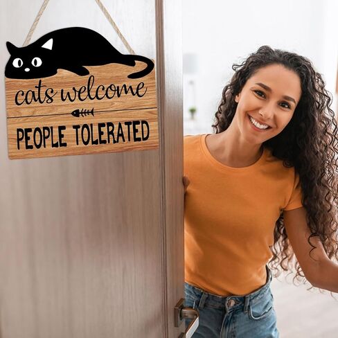 علامة ترحيب القط المضحكة، القطط ترحب بالناس المتسامحين مع لوحة خشبية ببصمة قدم قطة صغيرة، علامة خشبية مضحكة لمتجر الحيوانات الأليفة في المنزل، هدايا لمحبي القطط مقاس 10 × 12 بوصة ديكور حائط للقطط السوداء in Kuwait