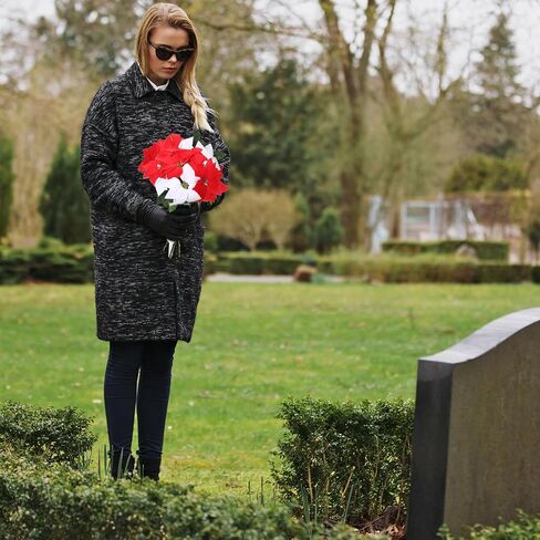 مجموعتان من زهور عيد الميلاد الاصطناعية لتزيين القبر مع مزهرية للمقبرة، زهور تذكارية مخملية صناعية لشواهد القبور، ترتيبات الزهور الحمراء البيضاء والديكور للخارج in Kuwait